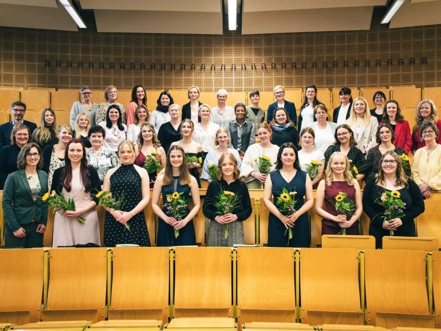 Hebammenwissenschaften Abschluss Gruppenfoto 34 ST s